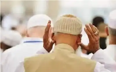 حكم من عقد تكبيرة الإحرام بقلبه