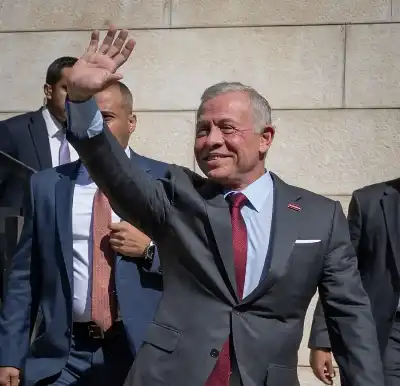 الملك يلتقي وجهاء وممثلين عن محافظة