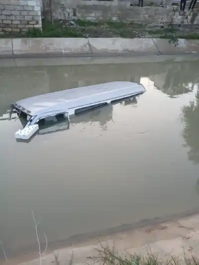 انتشال مركبة تعرضت للسقوط في قناة