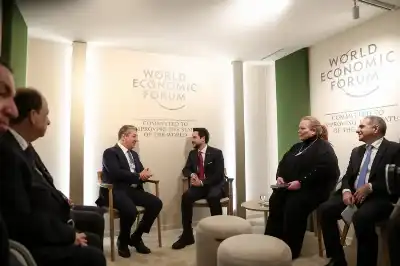 ولي العهد يلتقي في دافوس رئيس