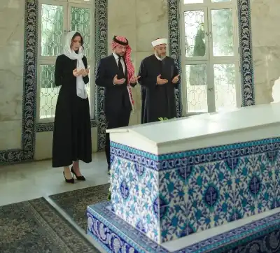 نائب الملك يزور ضريح المغفور له