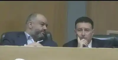 حديث جانبي تحت القبة يجمع الخشمان