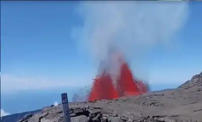 لحظات مرعبة.. سياح يوثقون هروبهم من