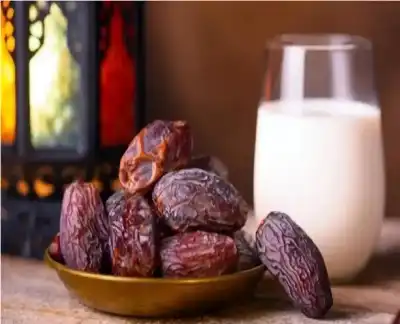 التمر والحليب على مائدة الإفطار.. حقيقة