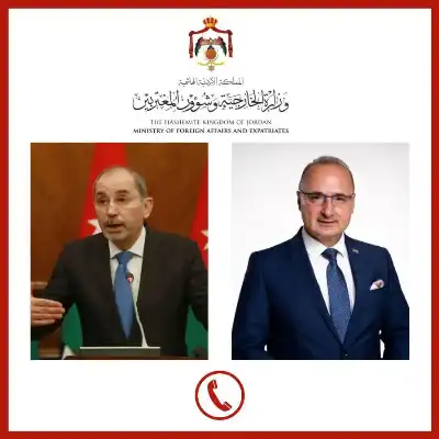 الصفدي يجري مباحثات هاتفية مع نظيره