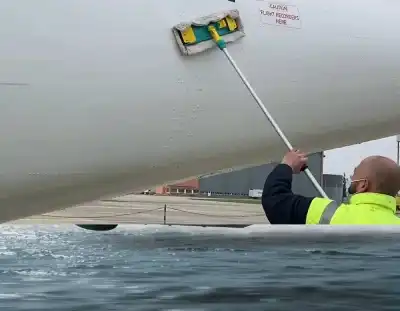 كيف يوفر غسل الطائرات مليارات الدولارات