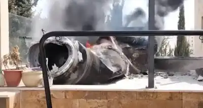 إصابة طفل بشظايا صاروخ أمام منزله