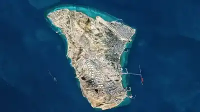 ترامب يدرس السيطرة على جزيرة خرج