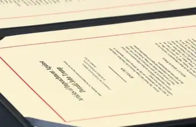 ما حقيقة توقيع مذكرة لعزل ترامب؟