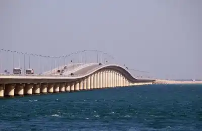 السعودية تعلن إغلاق جسر الملك فهد