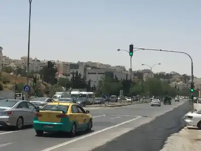 تحويلات مرورية لتركيب جسر مشاة في