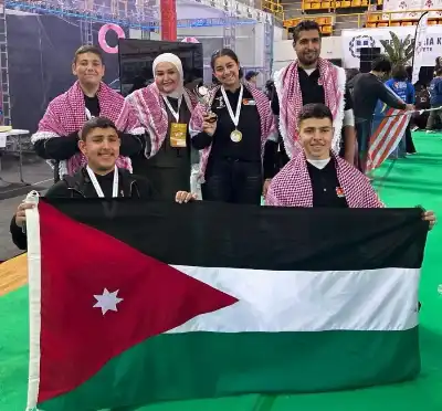 فريق أيادينا تتكلم للروبوت الأول عالميا