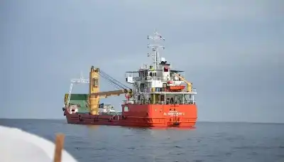 تباين أسعار النفط وسط غموض إمدادات