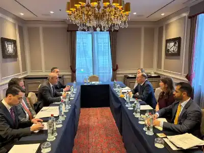 الصفدي يلتقي في بروكسل نظيره النرويجي