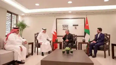 الملك يستقبل ولي عهد البحرين في