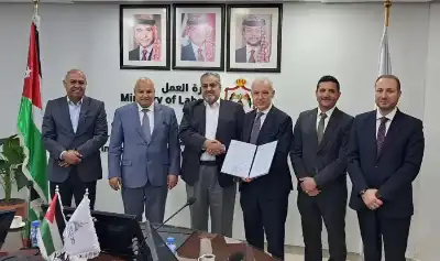 توقيع عقد عمل جماعي لتحسين المزايا