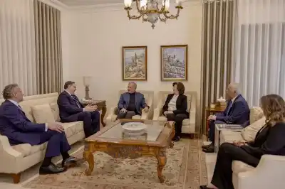 الملك يزور منزل رئيس الوزراء الراحل