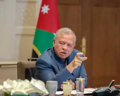 الملك يترأس اجتماعا مع مسؤولين وممثلين