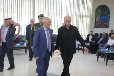 مندوبا عن جلالة الملك وولي العهد..