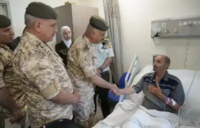 كبار ضباط الجيش الأردني يعودون المرضى