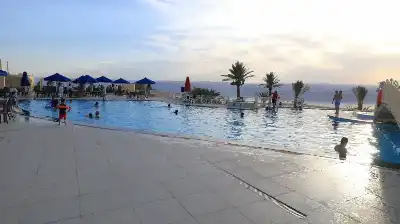 كورنيش وشاطئ البحر الميت.. وجهتان متكاملتان