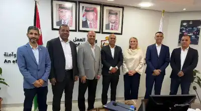 توقيع عقد عمل جماعي لتحسين المزايا