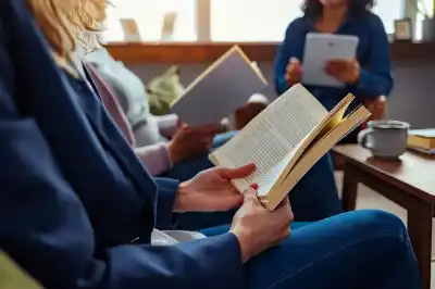 نوادي القراءة الصامتة.. كيف تدعم صحة