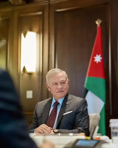 الملك يعزي العاهل السعودي وولي عهده