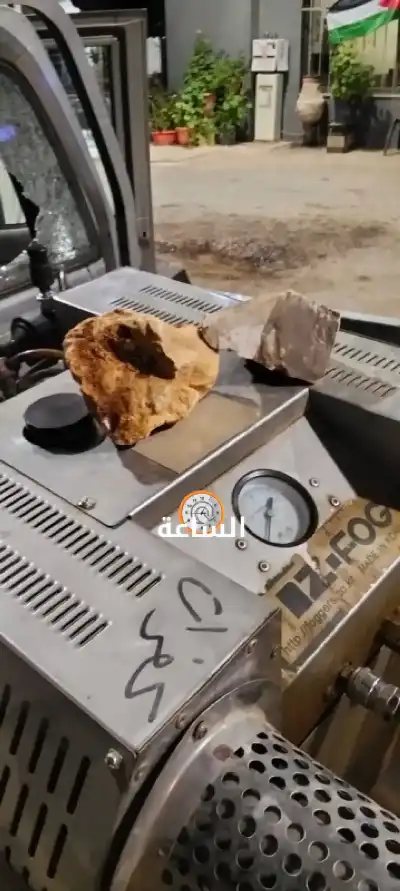 رشق آلية لرش المبيدات بالحجارة.. وبلدية