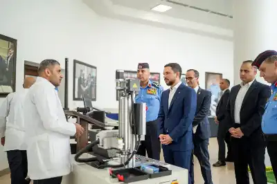 نائب الملك الأمير الحسين يزور إدارة