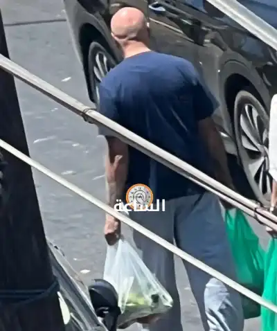 الوزير مهند شحادة يتسوّق ويحمل أكياس