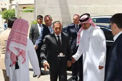 رئيس الوزراء يزور السفارة القطرية معزيا