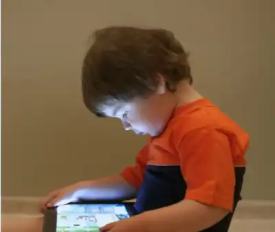 بين الحظر وبناء فضاء آمن.. عن