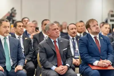 الملك وصل الى المكان قبل الموعد