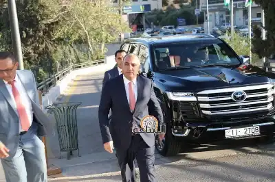الشواربة يعلن عزل موظف
