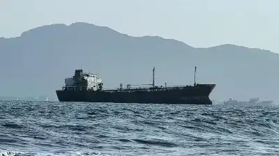إنقاذ طاقم سفينة بعد غرقها إثر