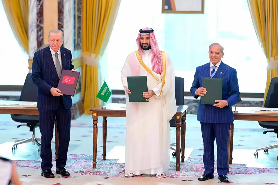 ماذا يعني إعلان الحلف الدفاعي الثلاثي..