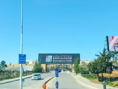 موظفو مجمع الملك الحسين للأعمال ينفذون