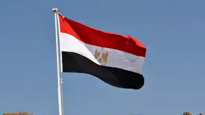 مصر تفرض رسوما على المغادرين من