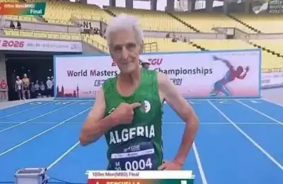 متسلح بالإرادة والعزيمة.. عدّاء عربي تسعيني