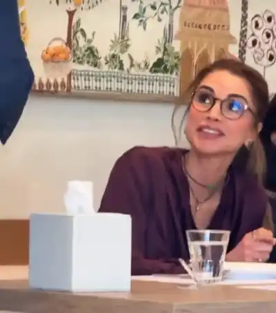 بعد فرحتها بحفيدتيها التوأمتين.. ظهور عفوي