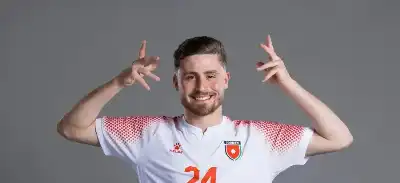 النشمي عزايزة ثالث محترف أردني في