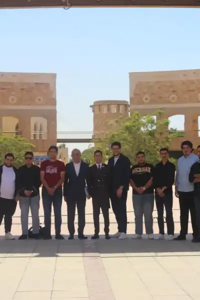 طلبة العلوم والتكنولوجيا يبحثون مع الميثاق