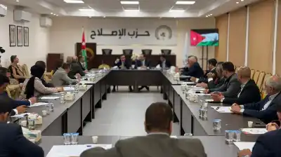 ضمن جلسة حوارية سياسية واقتصادية وشبابية..