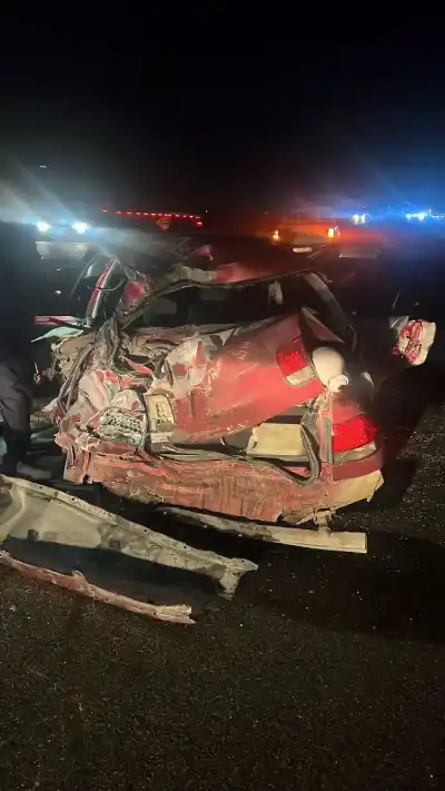 حادث تصادم بين مركبتين على الطريق