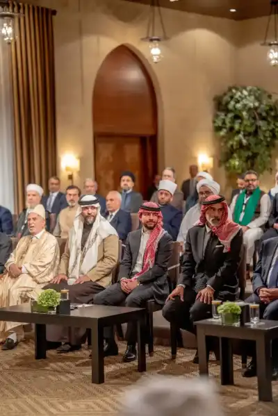 ولي العهد يكرم قيادات مشاركة في