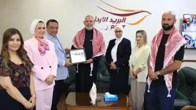 البريد الأردني يكرم الناشط الأميركي الملقب
