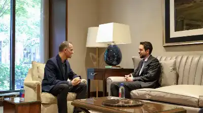 ولي العهد يبحث فرص التعاون مع