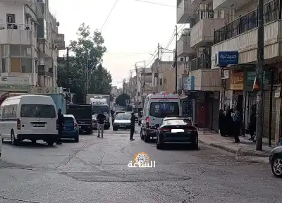 مركبة داخلها شخص فاقد الوعي.. تثير