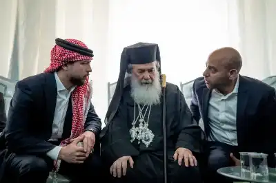 ولي العهد يعزي ذوي شهداء الهجوم
